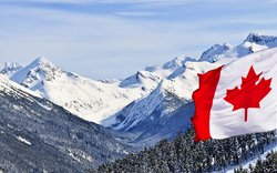 Kanadische Flagge vor den Kanadischen Rocky Mountains